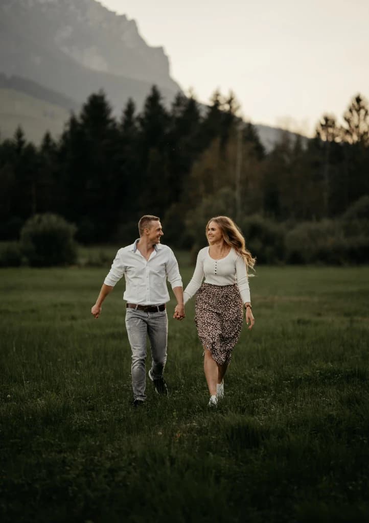 Paar Hand in Hand auf der Wiese