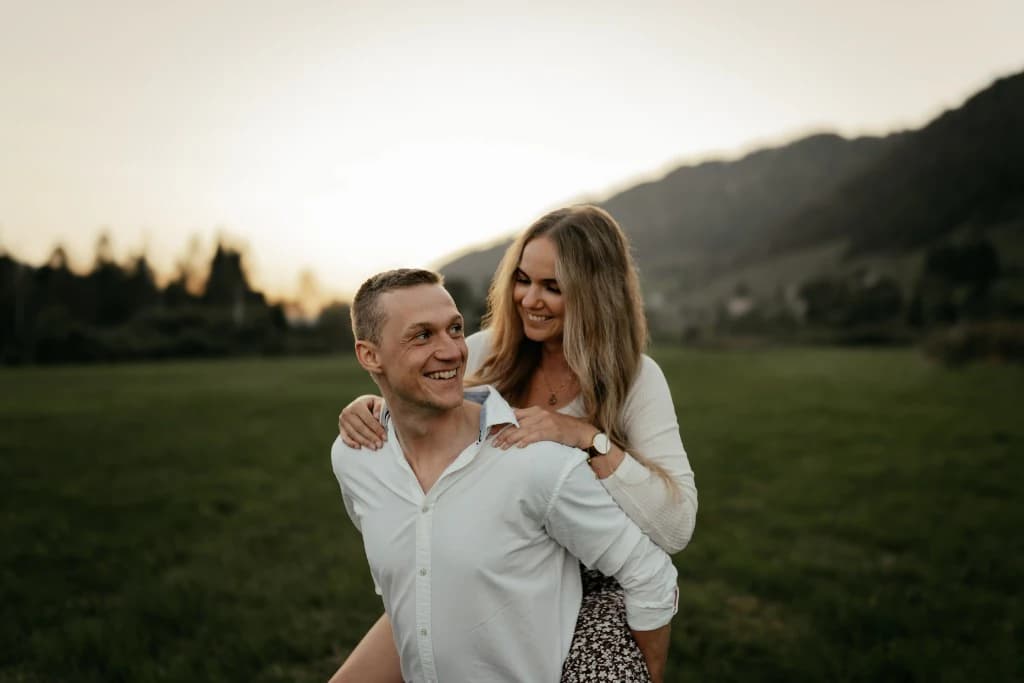 Huckepack, Lachen im Abendlicht