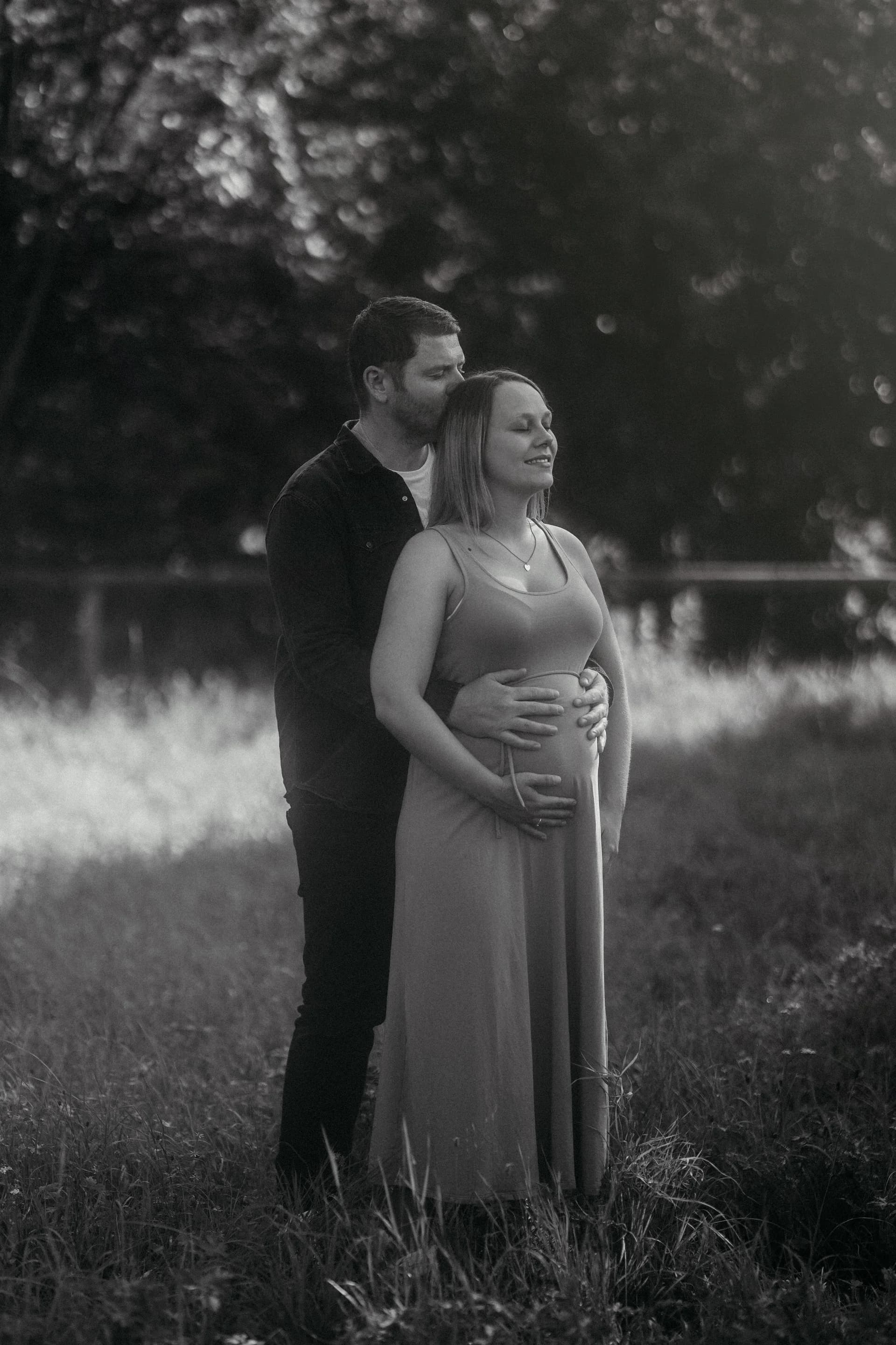 Zarter Babybauch-Moment im Licht