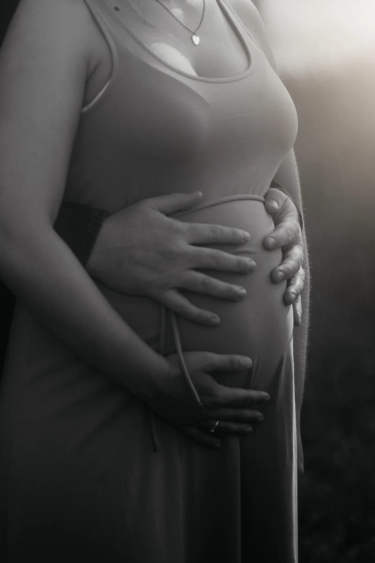 Werdende Mutter im weichen Licht