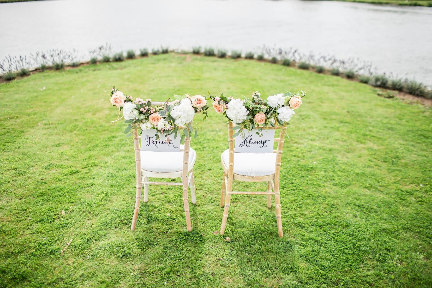Trauungsdekoration im Grünen