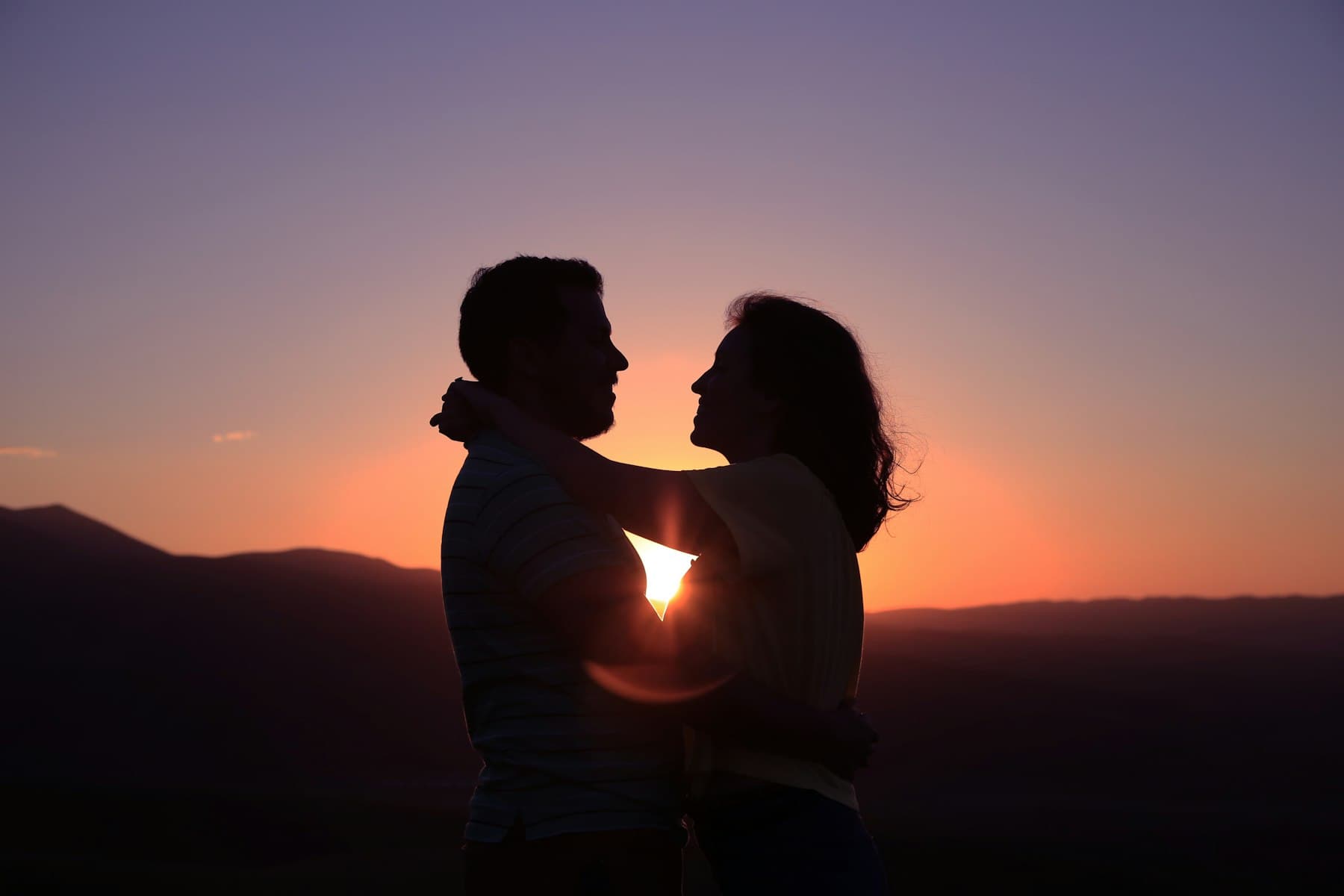 Paar als Silhouette im Sonnenuntergang