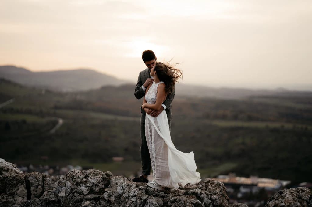 Umarmung auf dem Felsen, Kleid im Wind