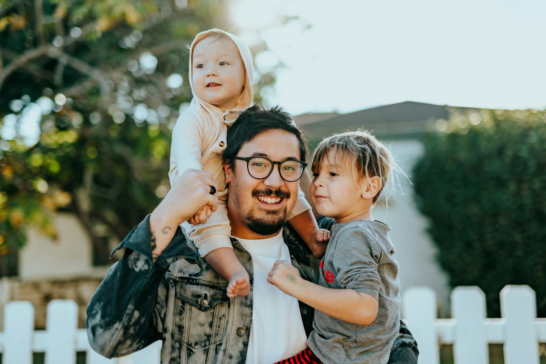 Vater mit zwei Kindern