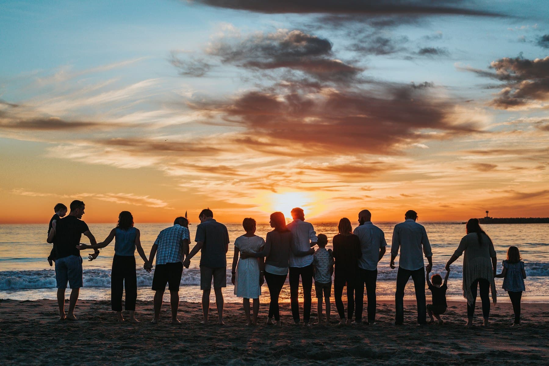 Familie und Freunde im Sonnenuntergang