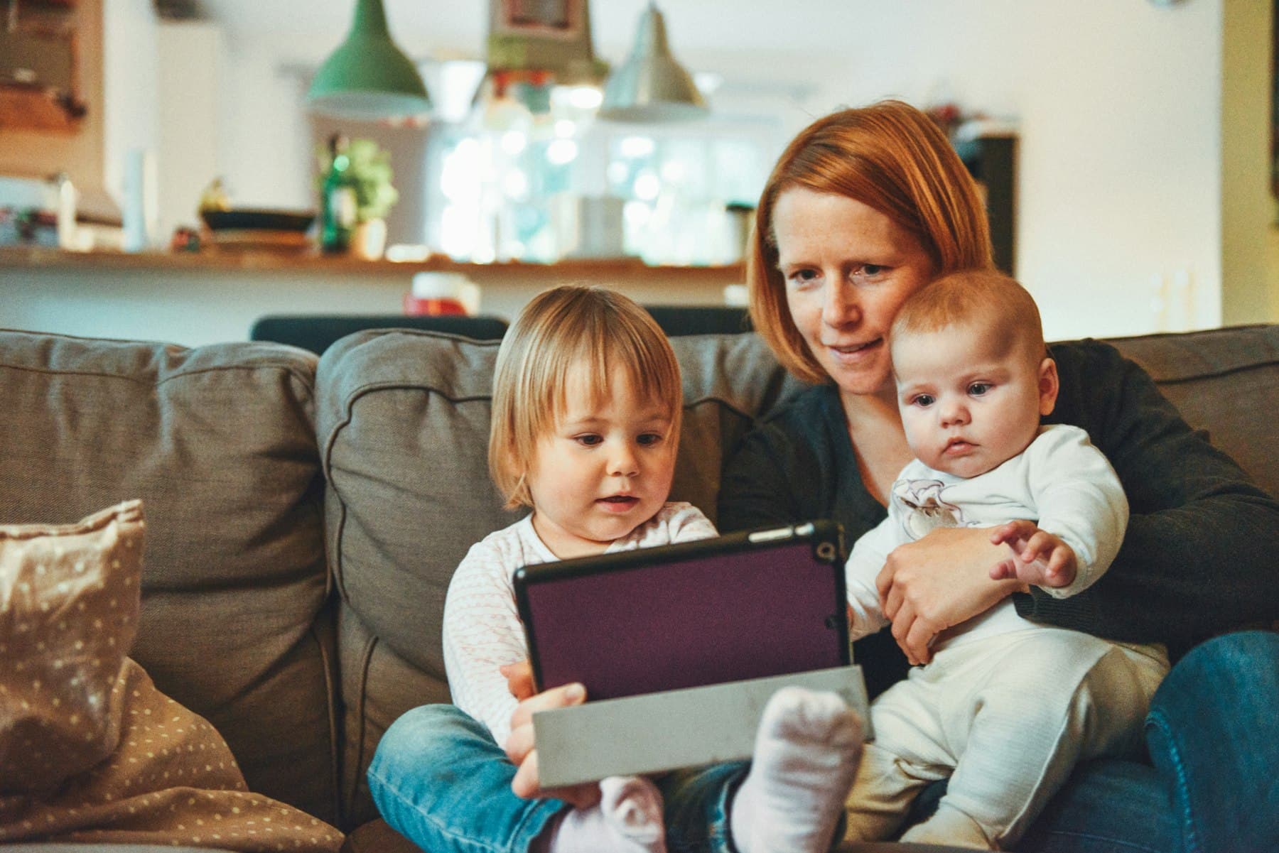 Mutter mit Kindern, Moment zu Hause