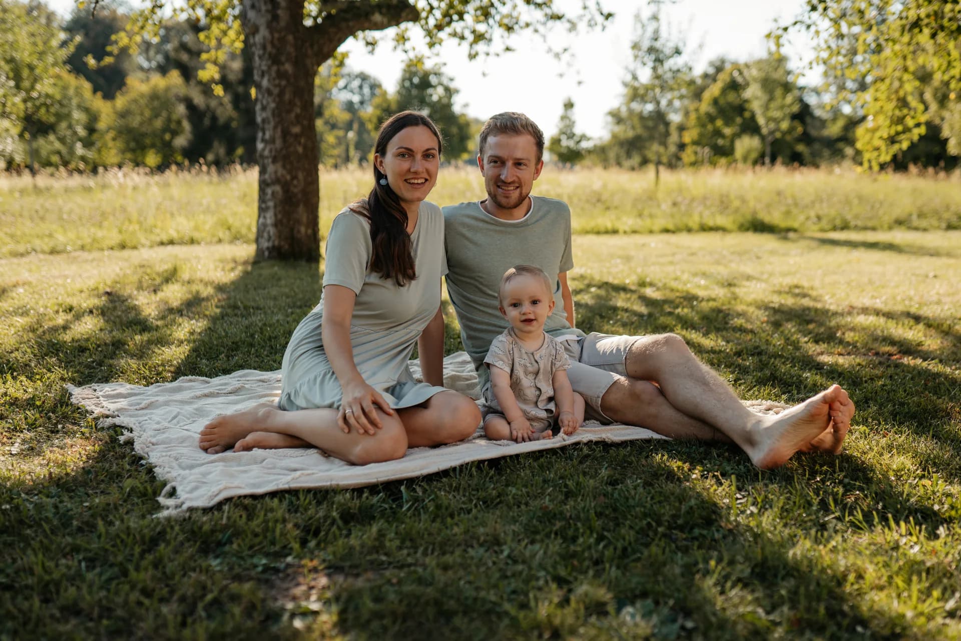 Familie beim Spaziergang