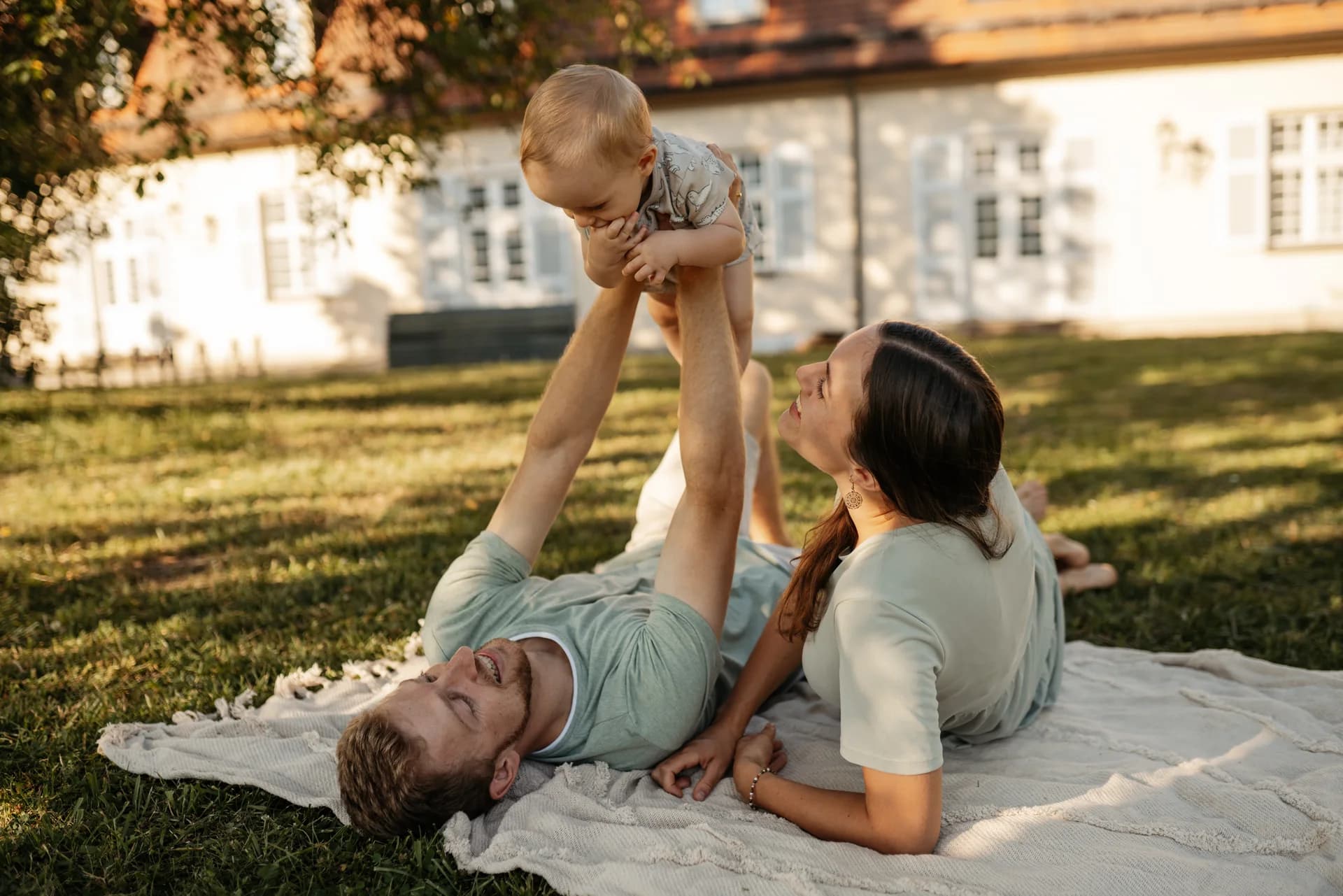 Lachen und Nähe in der Familie