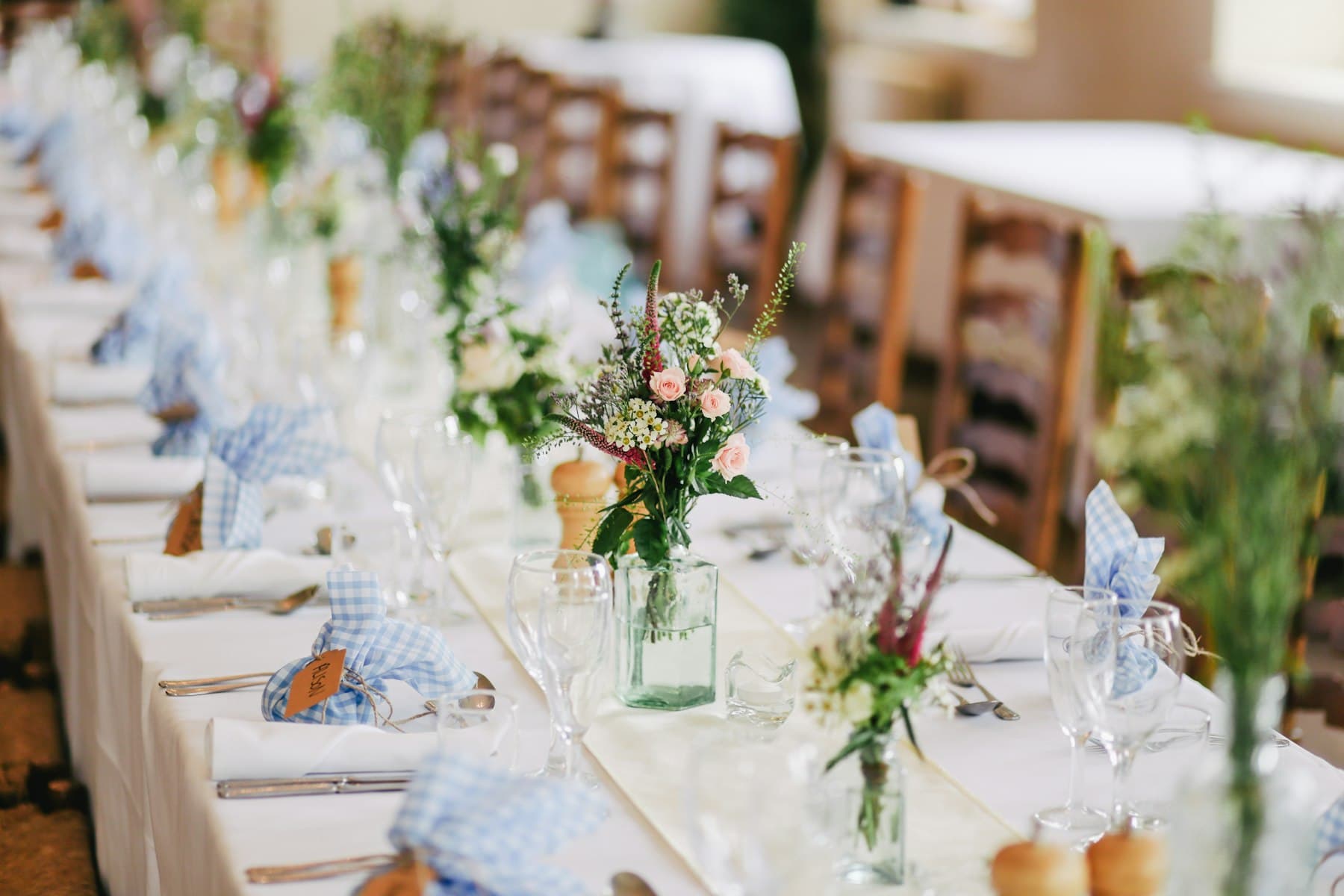 Festlich gedeckte Hochzeitstafel