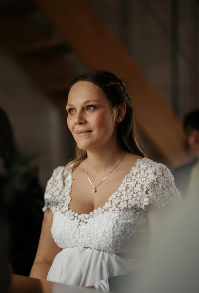 Braut im Spitzenkleid, Portrait im warmen Licht